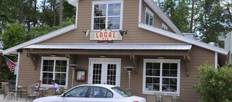 Heart of Historic Bluffton BEST LOCATION, Charming Cottage THIS IS THE ONE