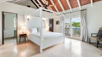 3 habitaciones, escritorio y tabla de planchar con plancha