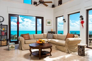 TV connectée, livres, vidéothèque