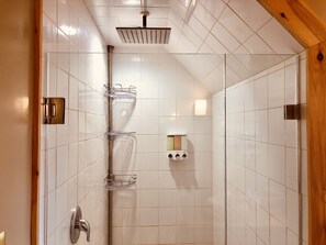 Shower, hair dryer, towels, soap - Total Privacy - H’Owl at the Moon Farm & Cabin (Schuyler)