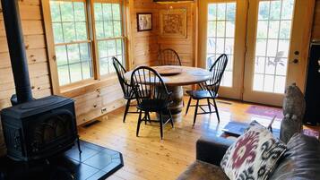 Smart TV, chimenea, reproductor de DVD y libros