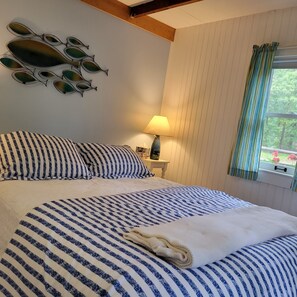 2 bedrooms, iron/ironing board, free WiFi - Walk to Ocean Beach, Nat'l Seashore, WiFi, Bike Rail Trail (South Wellfleet)