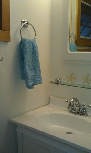 Dusj, håndklær, såpe og toalettpapir