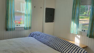 2 quartos, escrivaninha, ferros/tábuas de passar roupa