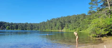 Una playa cerca, sillas reclinables de playa
