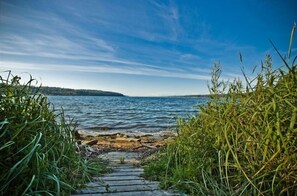 Aan het strand, ligstoelen aan het strand, strandlakens