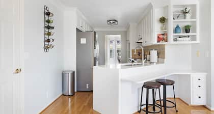 Lakefront, Swimming pool family home minutes from downtown Nashville