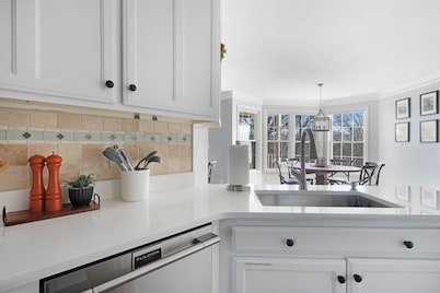 Lakefront, Swimming pool family home minutes from downtown Nashville