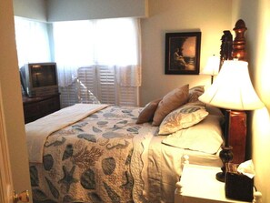 3 habitaciones, escritorio y tabla de planchar con plancha 