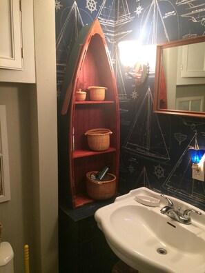 Tina con regadera, secadora de cabello, toallas, jabón 