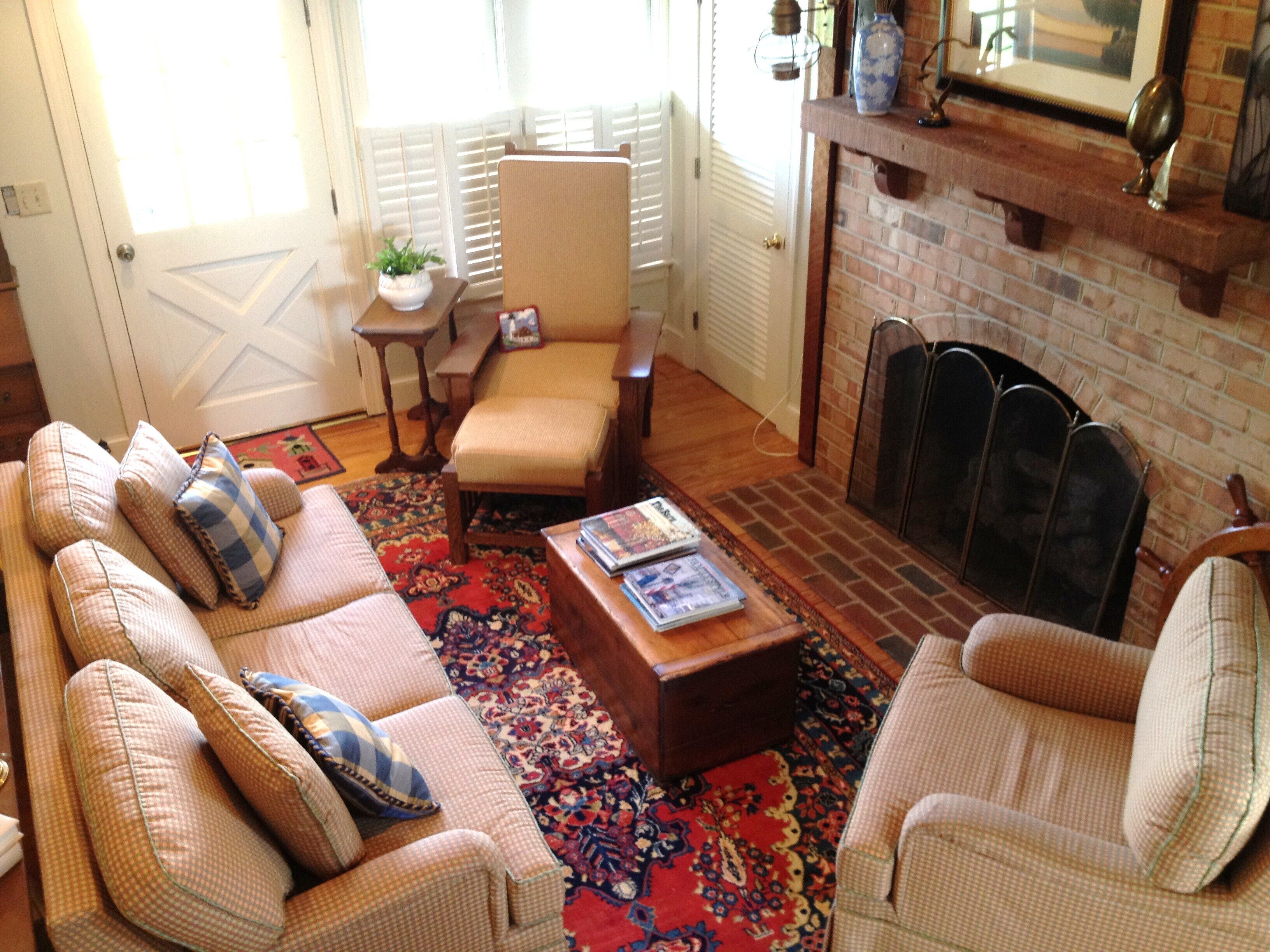 Smart TV, chimenea, reproductor de DVD y libros 