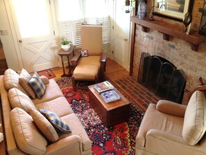 Smart-TV, Kamin, DVD-Player, Bücher