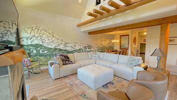 Smart-tv, eldstad och böcker