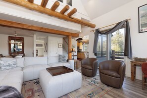 تلفزيون ذكي، مدفأة، كُتُب