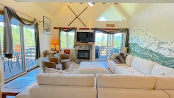 Smart-tv, eldstad och böcker