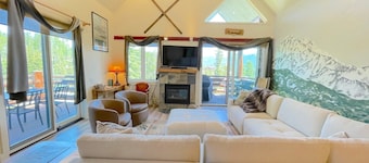 Ski-in/out 4BR Luxury Saddle Ridge Townhome in Moonlight Basin, Hot Tub, Views