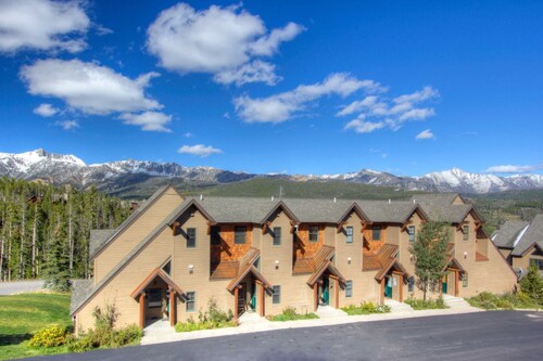 Perfect Yellowstone Base Camp-Multilevel Luxury Chalet, Hot Tub, 2 Decks, Views