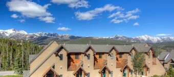 Perfect Yellowstone Base Camp-Multilevel Luxury Chalet, Hot Tub, 2 Decks, Views