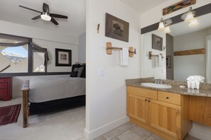 5 bedrooms, desk, iron/ironing board, free WiFi