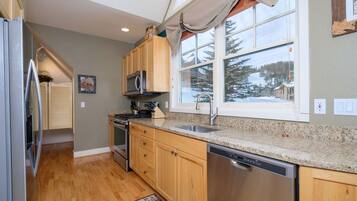 Een koelkast, een magnetron, een oven, een kookplaat