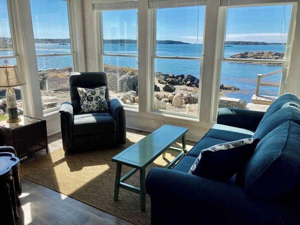 Televisión, reproductor de DVD, biblioteca musical y videoteca 