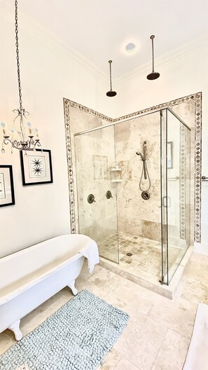 Bathtub, towels - Multifamily Paradise: Elevator, Gulf Sunset Views, 100 yards to Public Beaches (Inlet Beach)