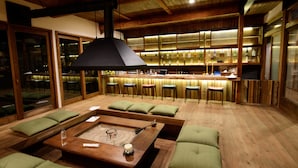 Um espaço de bar acolhedor, com móveis de madeira e um balcão.