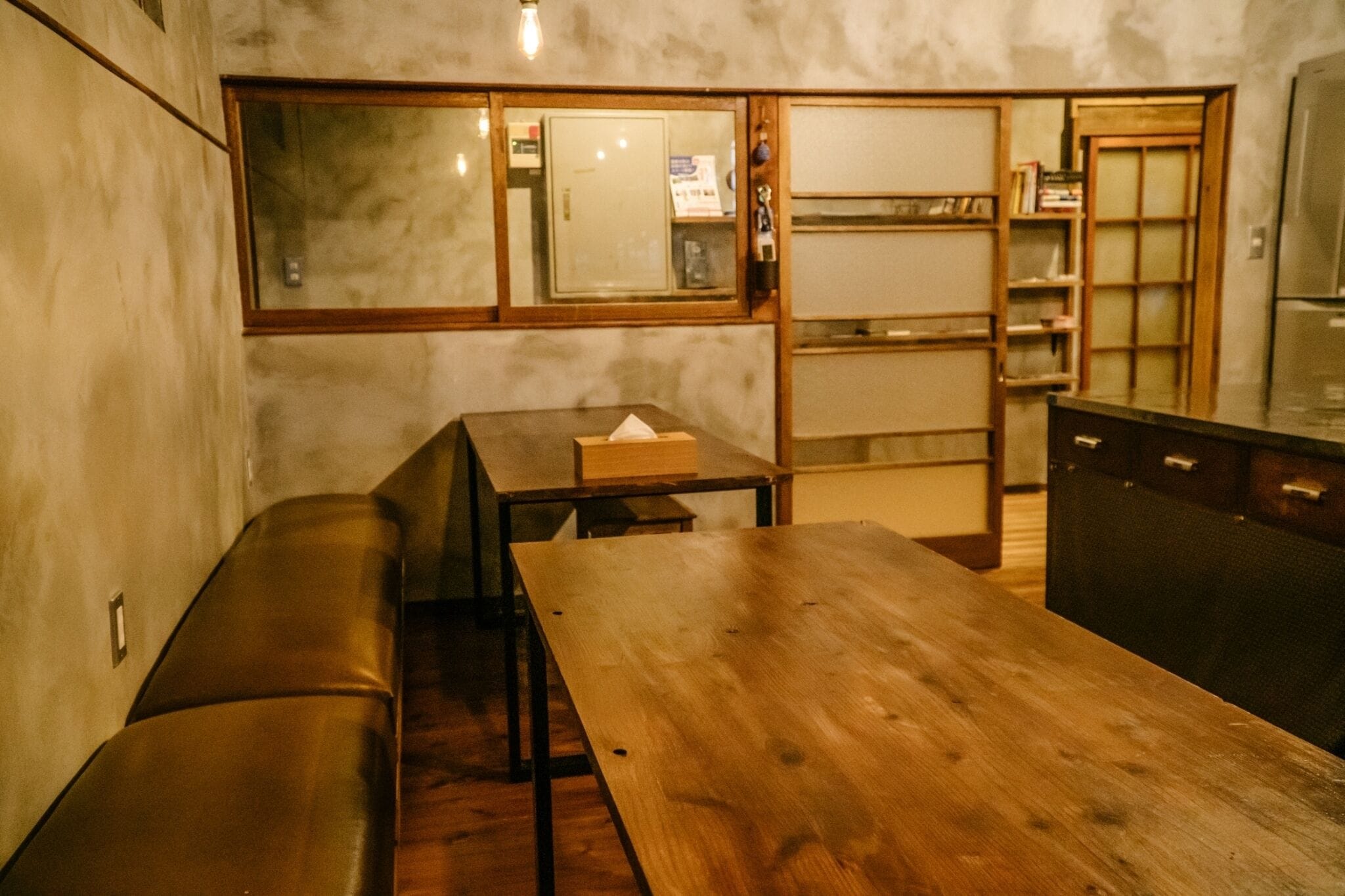 Refrigerador, microondas, parrilla de estufa y utensilios de cocina 