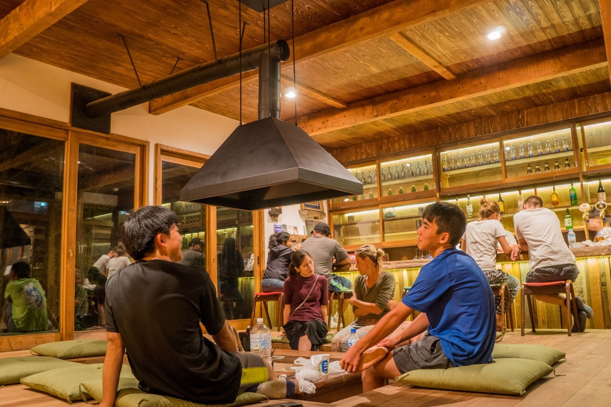 Un interior de madera con una zona de bar y asientos.