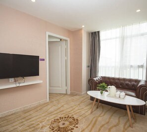 办公桌、遮光窗帘、免费 WiFi