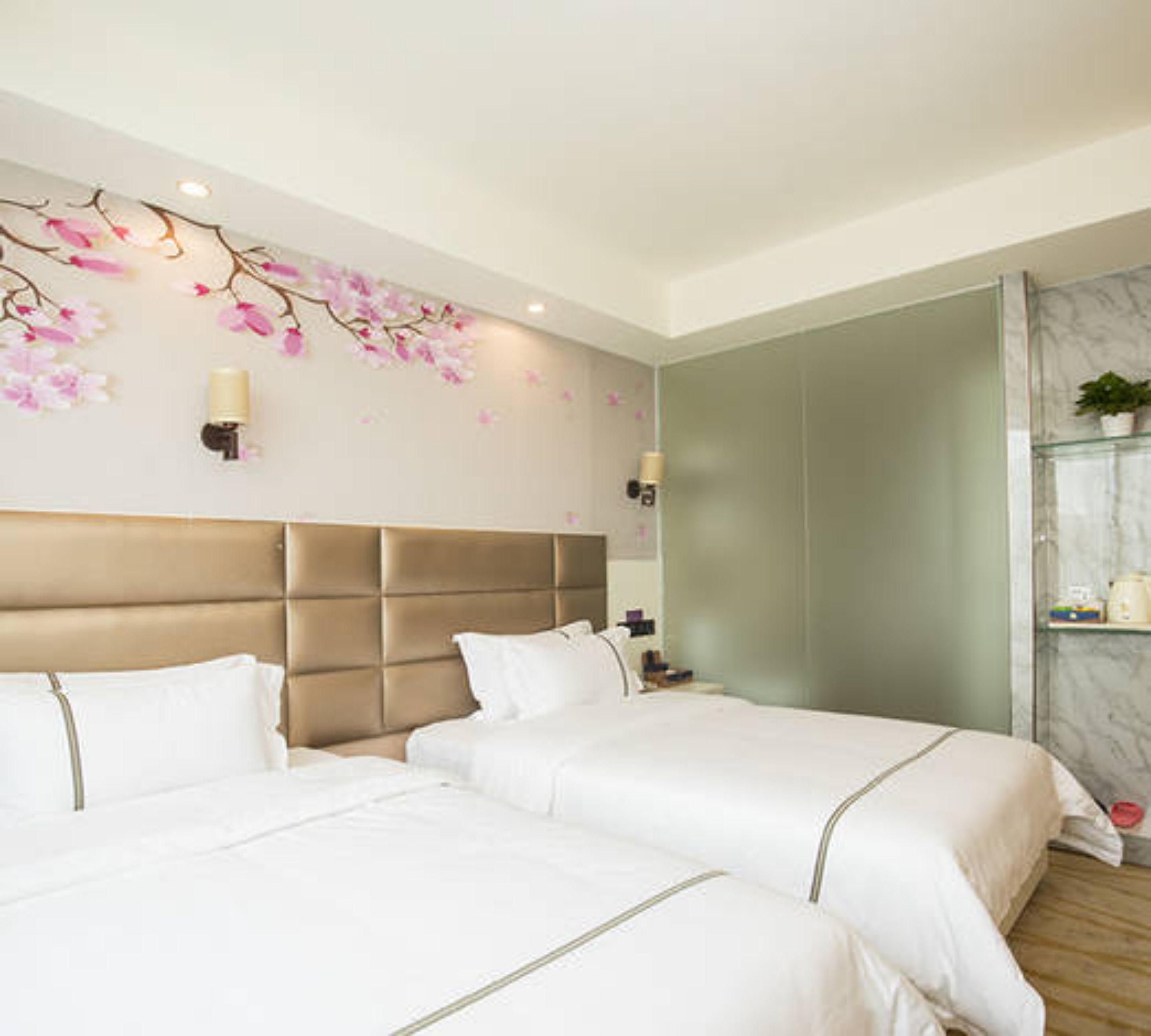 Escritorio, cortinas blackout y wifi gratis 