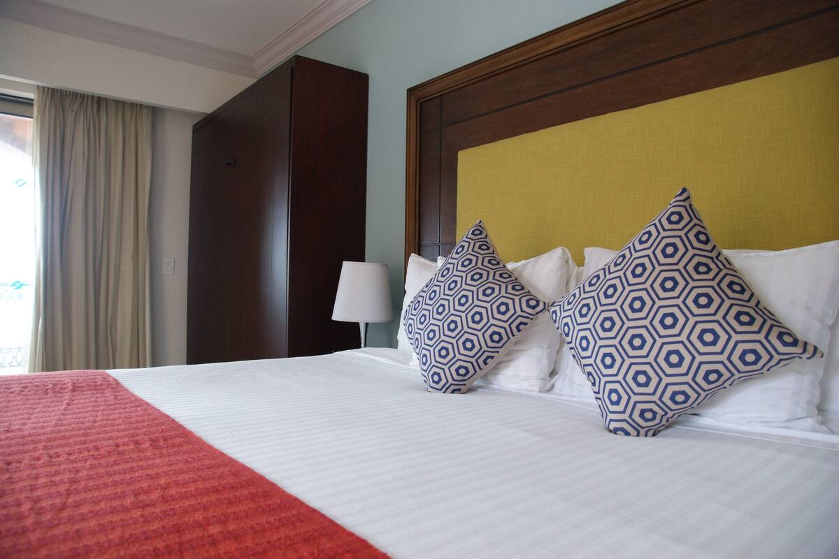 Presidential Suite | Minibar (free items), in-room safe, desk, blackout drapes