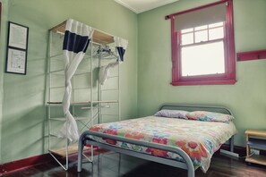 Habitación doble | Tabla de planchar con plancha, wifi gratis y ropa de cama 