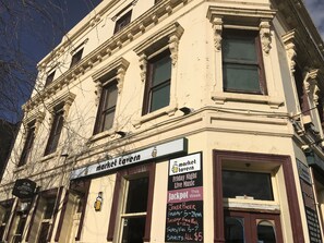 A building with a sign for 'Market Tavern' and 'Brothers Brewery'. - Market Tavern - Hostel and Bar (South Melbourne)