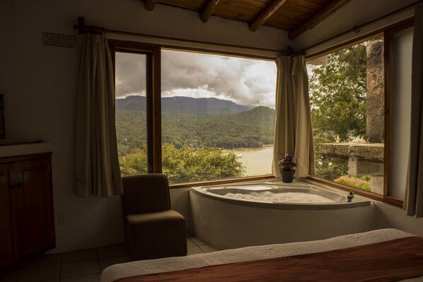 Classic Chalet, Multiple Beds, Non Smoking | Down duvets, free WiFi, bed sheets - Cabañas La Montaña 2° Seccion (Valle de Bravo)