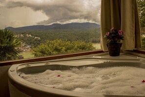 Classic Chalet, Multiple Beds, Non Smoking | Jetted bathtub - Cabañas La Montaña 2° Seccion (Valle de Bravo)