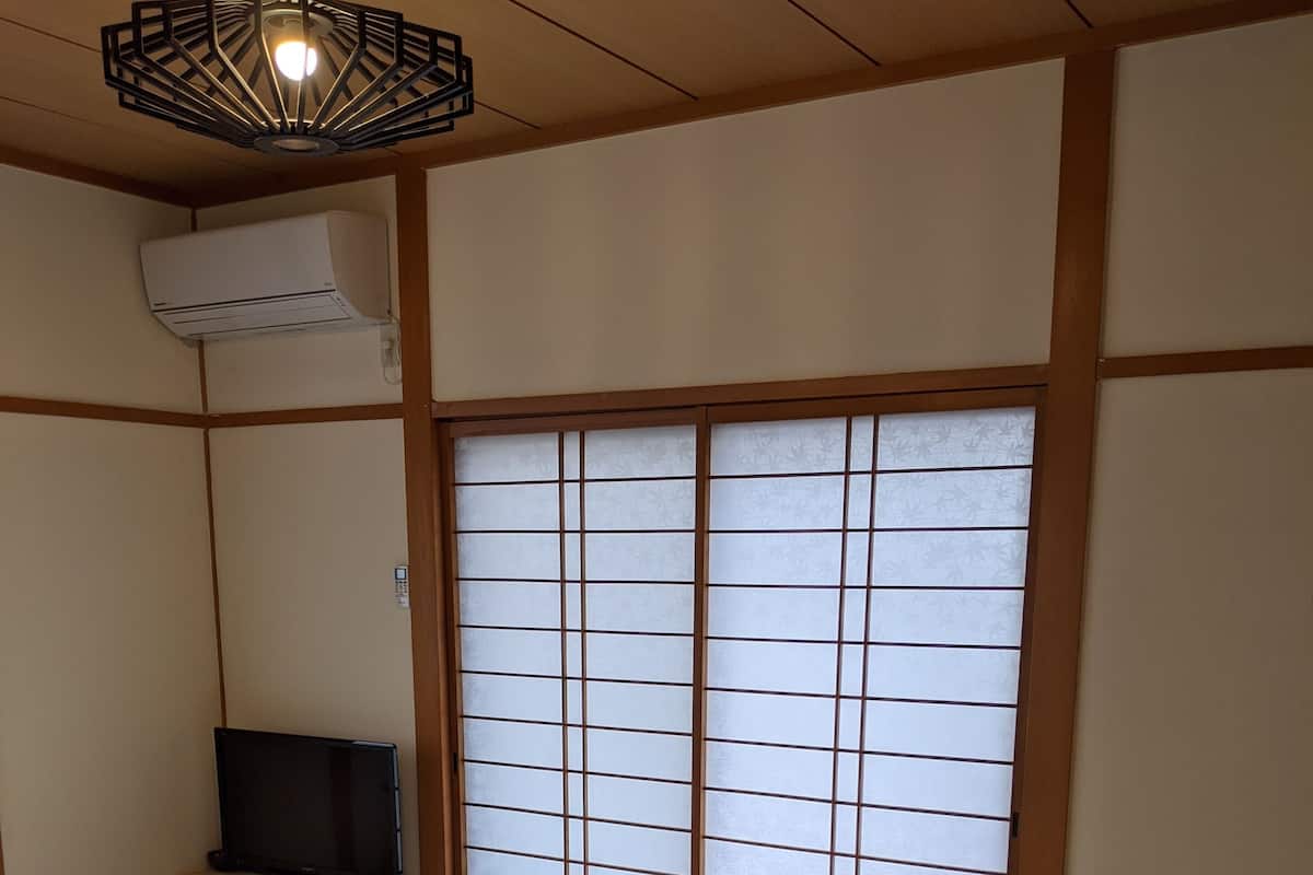 Tradisjonelt rom (Japanese-style) | Dundyner, blendingsgardiner, wi-fi (inkludert) og sengetøy