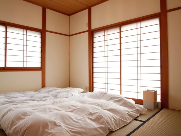 Down duvets, blackout curtains, free WiFi, bed sheets - Brücke hostel&cafe ARIMA Kobe (Kobe)