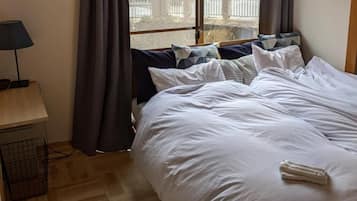 Selimut bulu angsa, tirai kedap cahaya, Wi-Fi gratis, dan seprai linen