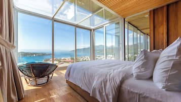 Venity Breeze | 4 bedrooms, in-room safe, individually decorated, individually furnished