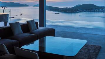 Venity Breeze | Área de sala de estar | Televisión de pantalla plana de 43 pulgadas con canales digitales