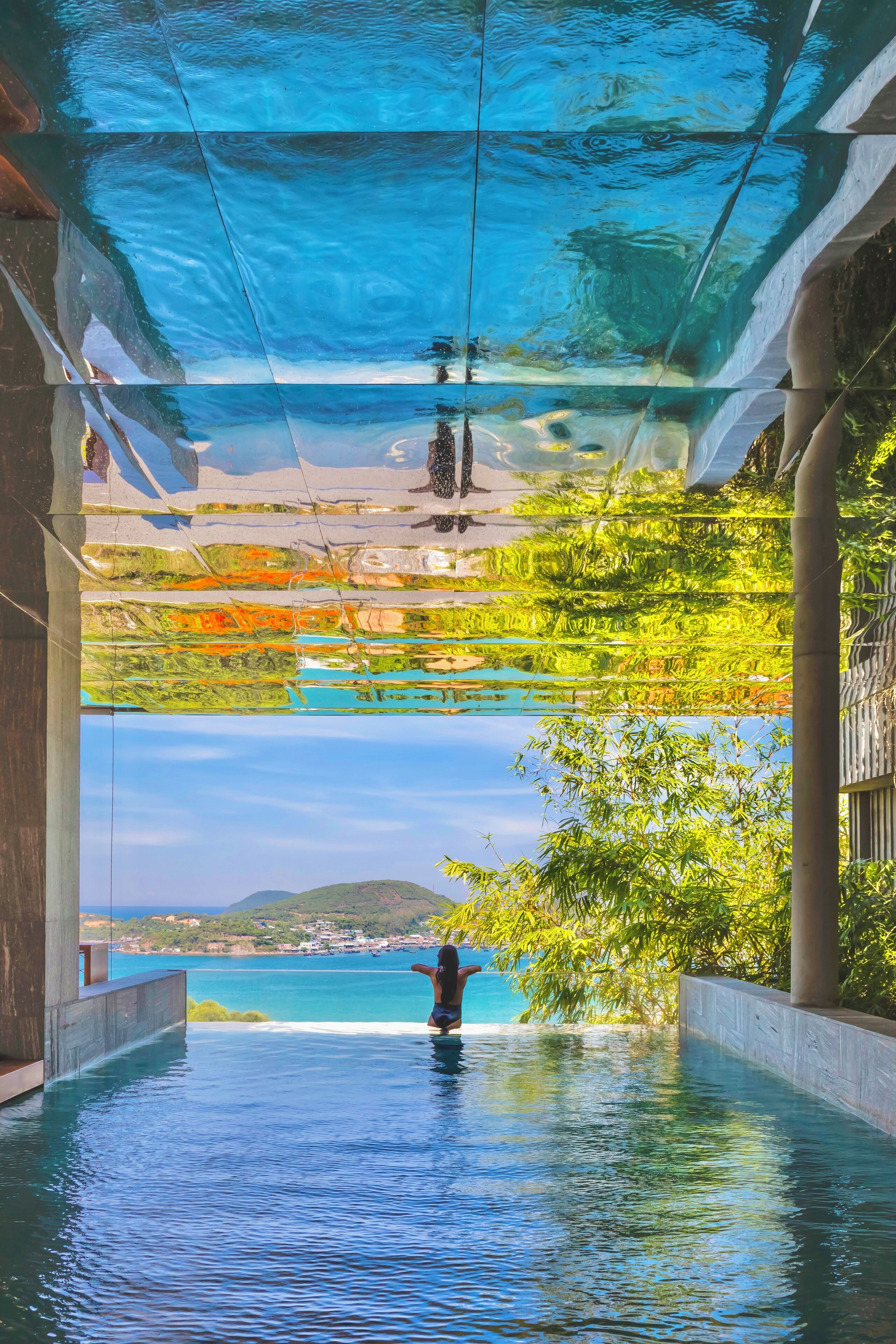 Kolam renang outdoor, dengan payung kolam renang dan kursi berjemur