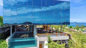 Vista frontal de la propiedad