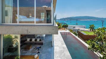 Venity Breeze | Living area | 43-inch flat-screen TV with digital channels, Smart TV