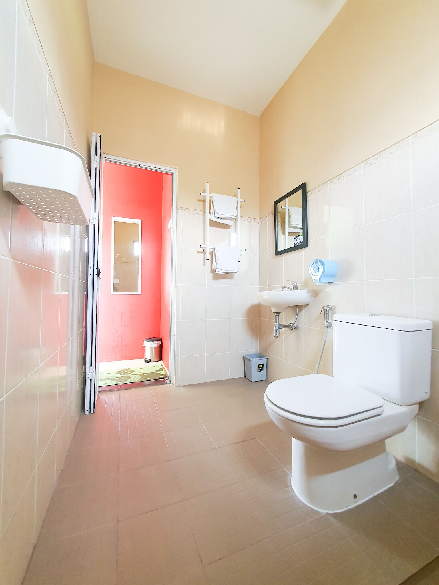 Une salle de bain équipée de toilettes, d’un lavabo et d’une douche.