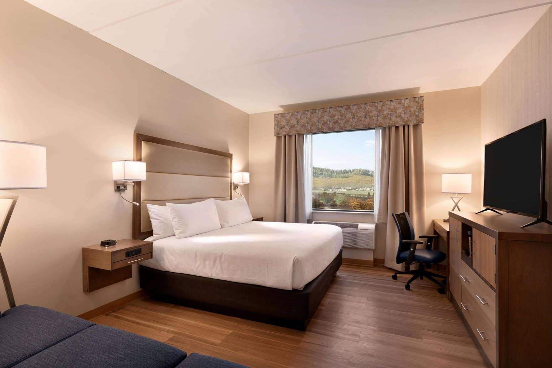 Hypo-allergenic bedding, in-room safe, desk, laptop workspace