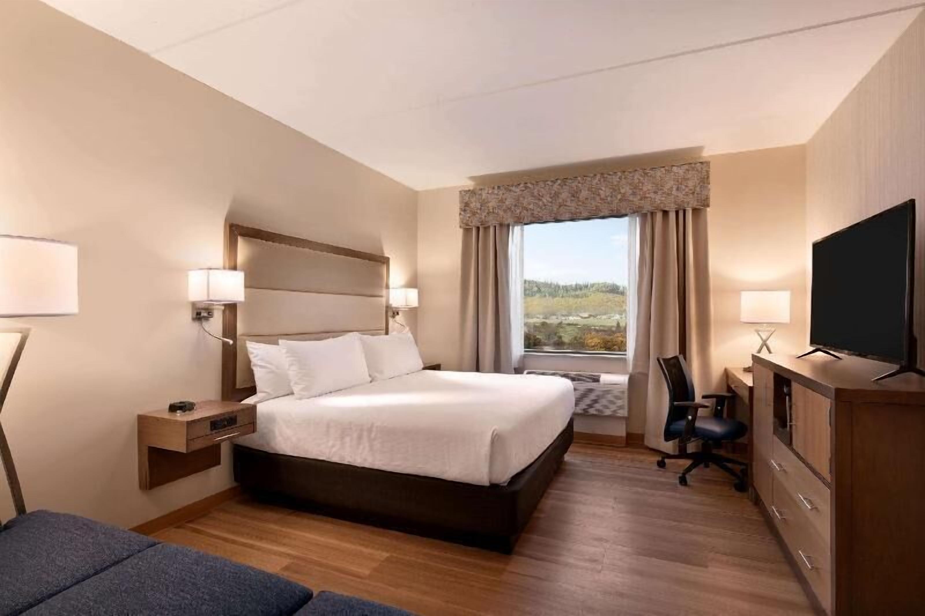 Hypo-allergenic bedding, in-room safe, desk, laptop workspace