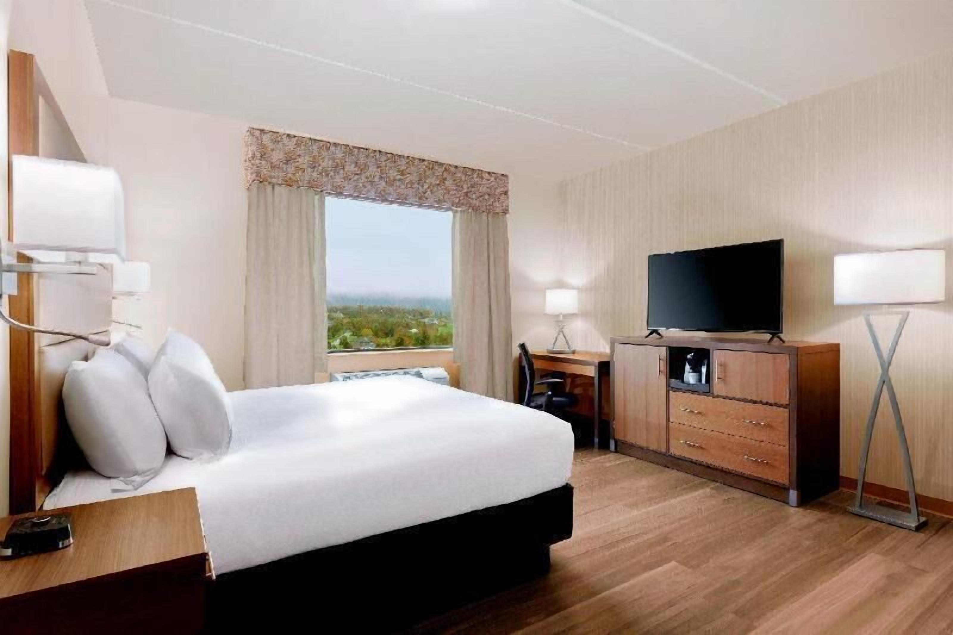 Hypo-allergenic bedding, in-room safe, desk, laptop workspace