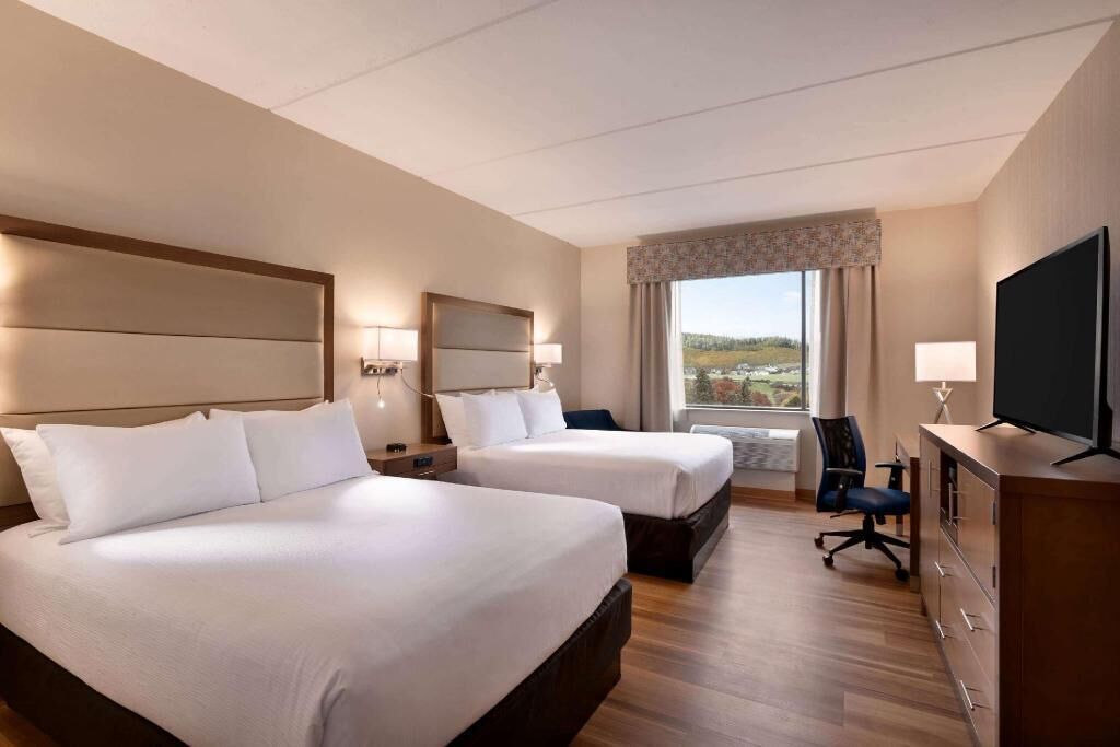 Hypo-allergenic bedding, in-room safe, desk, laptop workspace