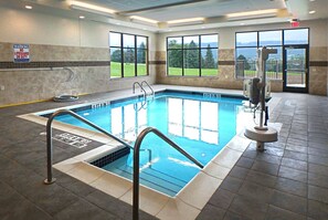 Una piscina techada, una piscina al aire libre